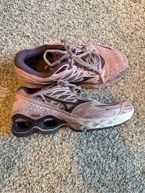 Mizuno Women's Dusty Pink and Dark Plum Volleyball Shoe